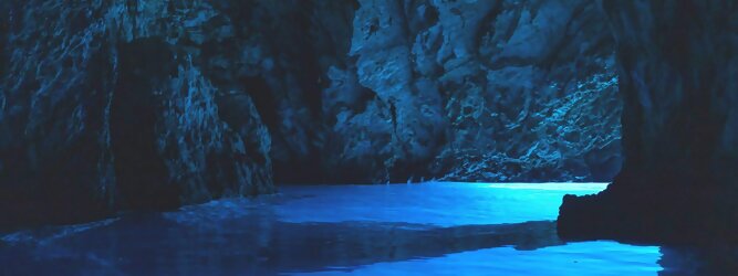 Trip Portugal Reisetipps - Die Blaue Grotte von Bisevo in Kroatien ist nur per Boot erreichbar. Atemberaubend schön fasziniert dieses Naturphänomen in leuchtenden intensiven Blautönen. Ein idyllisches Highlight der vorzüglich geführten Speedboot-Tour im Adria Inselparadies, mit fantastisch facettenreicher Unterwasserwelt. Die Blaue Grotte ist ein Naturwunder, das auf der kroatischen Insel Bisevo zu finden ist. Sie ist berühmt für ihr kristallklares Wasser und die einzigartige bläuliche Farbe, die durch das Sonnenlicht in der Höhle entsteht. Die Blaue Grotte kann nur durch eine Bootstour erreicht werden, die oft Teil einer Fünf-Insel-Tour ist.