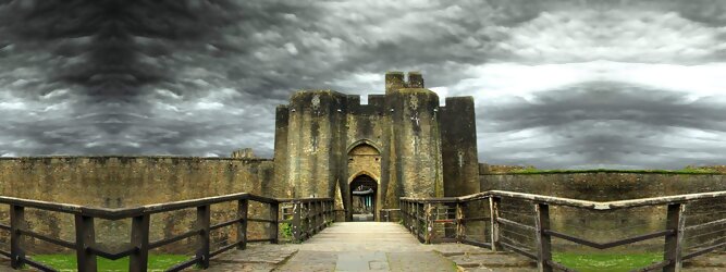 Trip Portugal Reisetipps - Caerphilly Castle - ein Bollwerk aus dem 13. Jahrhundert in Wales, Vereinigtes Königreich. Mit einem aufsehenerregenden Turm, der schiefer ist wie der Schiefe Turm zu Pisa. Wie jede Burg mit Prestige, hat sie auch einen Geist, „The Green Lady“ spukt in den Gemächern, wo ihr Geliebter den Tod fand. Wo man in Wales oft – und nicht ohne Grund – das Gefühl hat, dass ein Schloss ziemlich gleich ist, ist Caerphilly Castle bei Cardiff eine sehr willkommene Abwechslung. Die Burg ist nicht nur deutlich größer, sondern auch älter als die Burgen, die später von Edward I. als Ring um Snowdonia gebaut wurden.