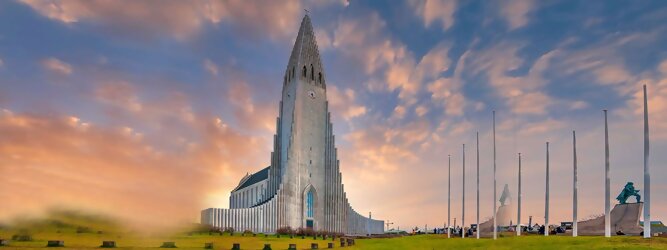 Trip Portugal Reisetipps - Hallgrimskirkja in Reykjavik, Island – Lutherische Kirche in beeindruckend martialischer Betonoptik, inspiriert von der Form der isländischen Basaltfelsen. Die Schlichtheit im Innenraum erstaunt, bewegt zum Innehalten und Entschleunigen. Sensationelle Fotos gibt es bei Polarlicht als Hintergrundkulisse. Die Hallgrim-Kirche krönt Islands Hauptstadt eindrucksvoll mit ihrem 73 Meter hohen Turm, der alle anderen Gebäude in Reykjavík überragt. Bei keinem anderen Bauwerk im Land dauerte der Bau so lange, und nur wenige sorgten für so viele Kontroversen wie die Kirche. Heute ist sie die größte Kirche der Insel mit Platz für 1.200 Besucher.