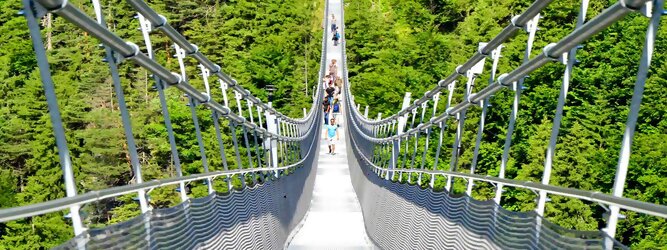 Trip Portugal Reisetipps - highline179 - Die Brücke BlickMitKick | einmalige Kulisse und spektakulärer Panoramablick | 20 Gehminuten und man findet | die längste Hängebrücke der Welt | Weltrekord Hängebrücke im Tibet Style - Die highline179 ist eine Fußgänger-Hängebrücke in Form einer Seilbrücke über die Fernpassstraße B 179 südlich von Reutte in Tirol (Österreich). Sie erstreckt sich in einer Höhe von 113 bis 114 m über die Burgenwelt Ehrenberg und verbindet die Ruine Ehrenberg mit dem Fort Claudia.