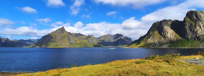Trip Portugal Reisetipps - Die Lofoten Inseln Norwegen – Skandinaviens eiskalte Schönheit fasziniert mit atemberaubenden Nordlichtern und geradezu außerirdisch imposanten Gebirgskulissen. Land der Mitternachtssonne am Polarkreis, ein Paradies für Wanderer, Naturfreunde, Hobbyfotografen und Instagram er/innen. Die Lofoten gehören zu Norwegen und liegen nördlich des Polarkreises. Erfahren Sie hier, was für eine einzigartige Landschaft die Lofoten zu bieten haben und was Sie dort erwartet. Vorsicht akutes Fernweh! Die meisten von Ihnen kennen wahrscheinlich die Lofoten. Man stellt sich malerische Fischerdörfer vor, umgeben von hohen Bergen und tiefblauen Fjorden.