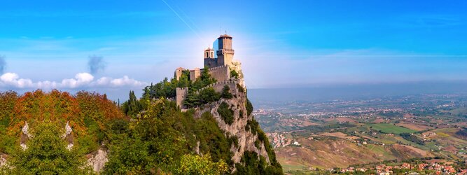 Trip Portugal Urlaubsdestination - San Marino – Hol ihn dir – den heißbegehrten Einreise-Stempel von San Marino. Nimm deinen Reisepass, besuche die örtliche Tourismusbehörde, hier wird die kleine Trophäe in dein Reisedokument gestempelt, es sieht gut aus und ist eine supertolle Urlaubserinnerung. Dieses neue Trendy-Reiselust-Souvenir passt ausgezeichnet zu den anderen außergewöhnlichen Stempeln deiner vergangenen Reisen. San Marino ist ein sehr interessanter Zwergstaat, eine Enklave, vollständig von Italien umgeben, eine der ältesten bestehenden Republiken und eines der reichsten Länder der Welt. Die beliebtesten Orte für Ferien in San Marino, locken mit besten Angebote für Hotels und Ferienunterkünfte mit Werbeaktionen, Rabatten, Sonderangebote für San Marino Urlaub buchen.